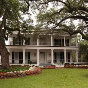 Front view of Brandon Hall Plantation Bed and Breakfast - Natchez, Mississippi.