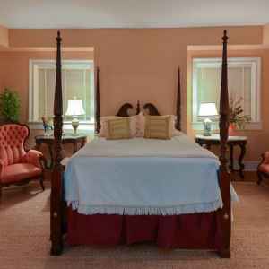 Alvarez Fisk Room - bedroom w/ queen bed and sitting area