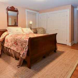 George Davis Room - bedroom w/ queen bed and sitting area