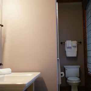Harry G Robinson Room - private bathroom