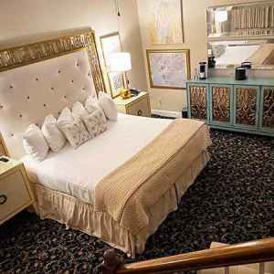 Whirlpool Tub/Honeymoon Suites with King Size Bed